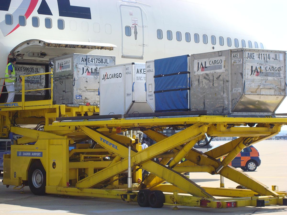 1200px-Unloading_JAL_747